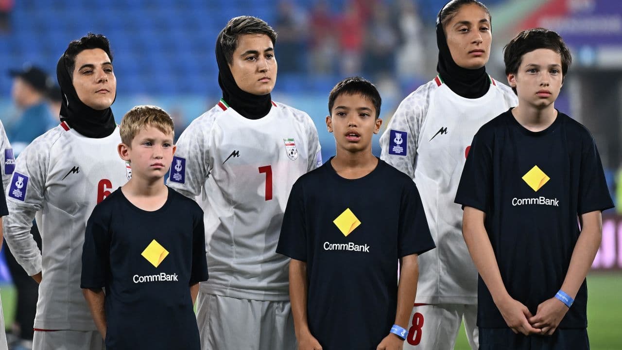 Jugadoras de Irán guardan silencio durante su himno y desatan polémica internacional
