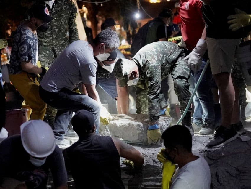 Terremoto de 7.4 sacude Colombia y deja cientos de víctimas; continúan rescates entre los escombros